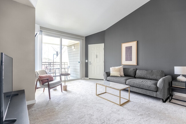 1050 Benton St in Santa Clara, CA - Foto de edificio - Building Photo