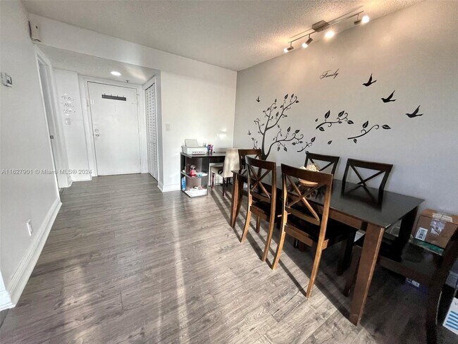 16300 Golf Club Rd, Unit 818 in Weston, FL - Building Photo - Building Photo