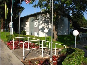 VILLAGE GREEN in Rialto, CA - Foto de edificio - Building Photo