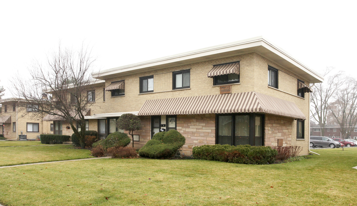 970-976 N Wheeling Rd in Mount Prospect, IL - Building Photo