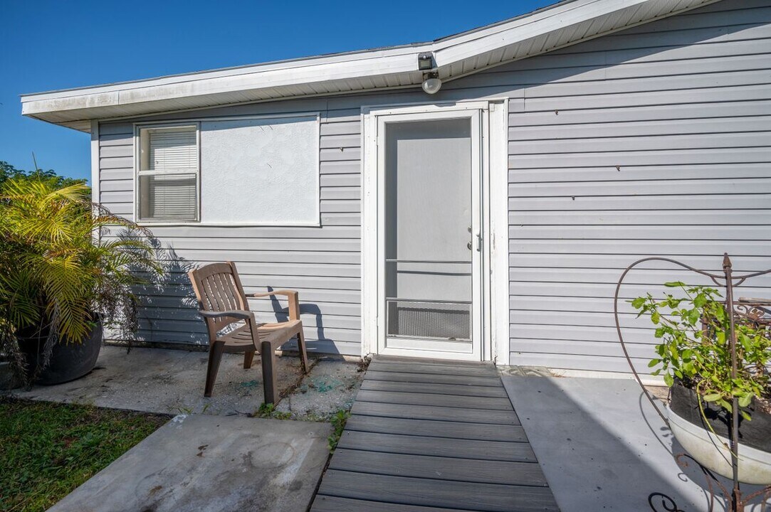 8340 Roosevelt St in Englewood, FL - Building Photo