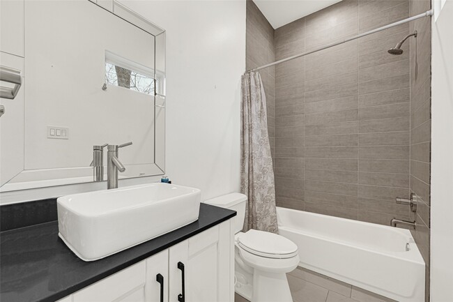 property at 707 W Clay St