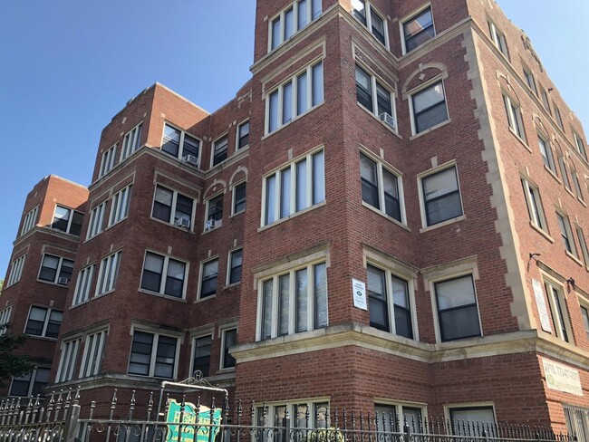 property at 7455 N Greenview Ave