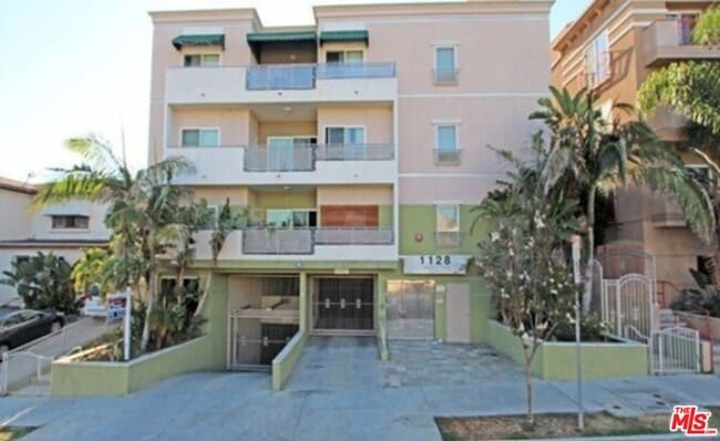 1128 S Serrano Ave in Los Angeles, CA - Building Photo - Building Photo