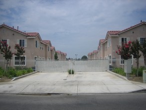 Oasis Gardens in Rialto, CA - Building Photo - Building Photo