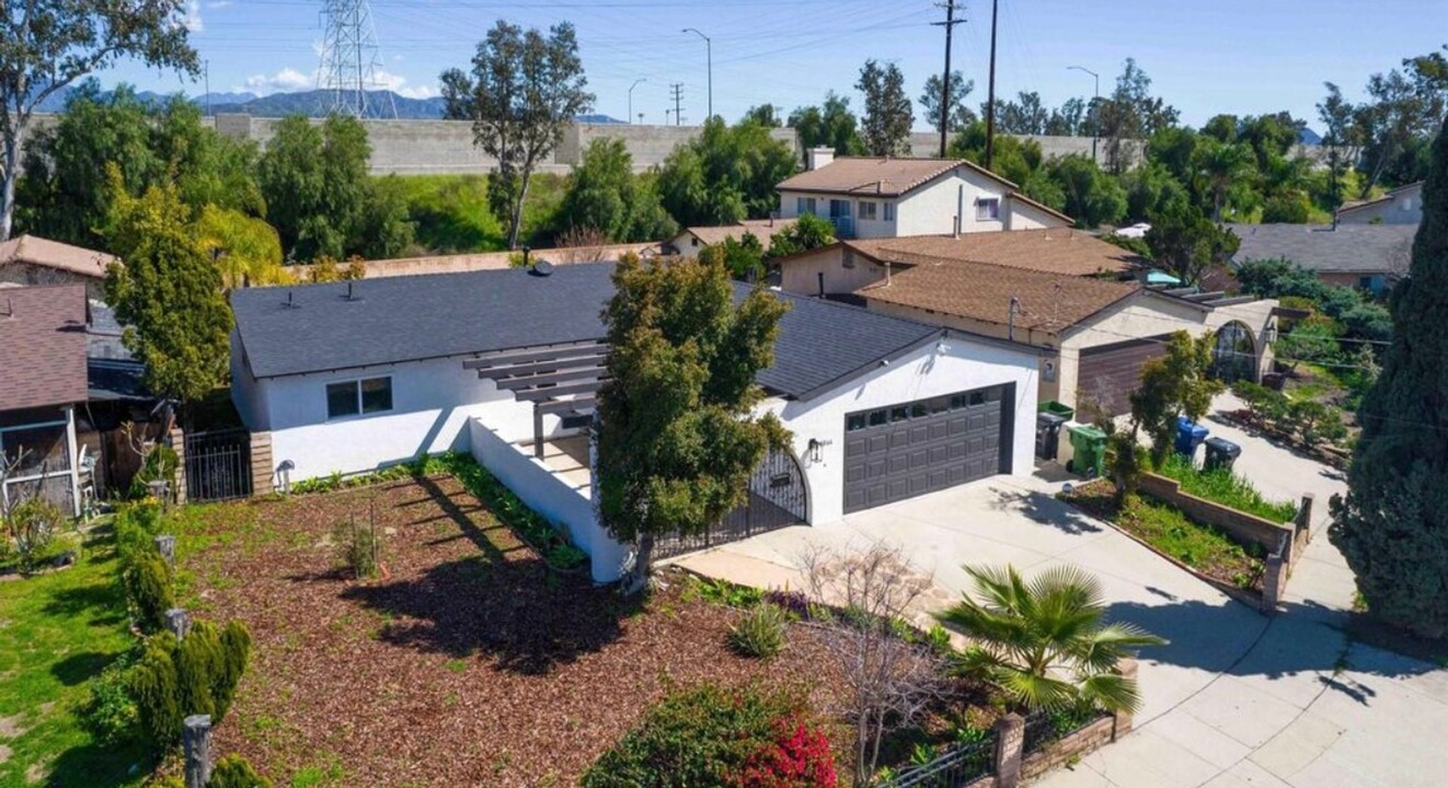 8066 Teesdale Ave in Los Angeles, CA - Building Photo