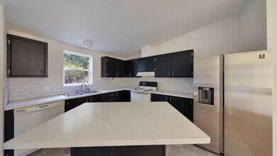 516 W Ocean View Dr in Oak Harbor, WA - Building Photo - Building Photo