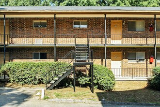 Shallowford Arms Apartments in Atlanta, GA - Foto de edificio - Building Photo