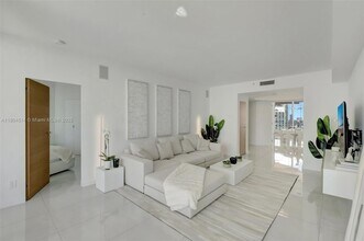 300 South Pointe Dr in Miami Beach, FL - Building Photo - Building Photo