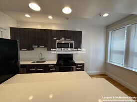 15 Park Dr in Boston, MA - Building Photo