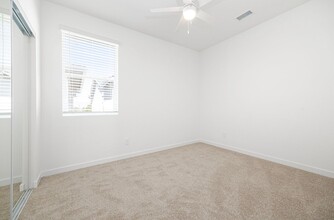 137 W Olive Dr in San Diego, CA - Building Photo - Building Photo