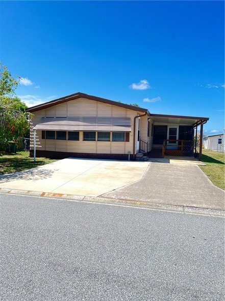 property at 812 Oleander Cir