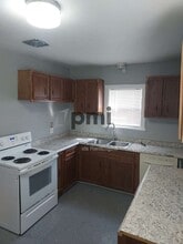 875 W Waggoner St in Decatur, IL - Foto de edificio - Building Photo