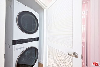 14606 Sylvan St in Los Angeles, CA - Building Photo - Building Photo