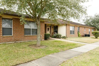 Simmons Gardens in Houston, TX - Building Photo - Building Photo