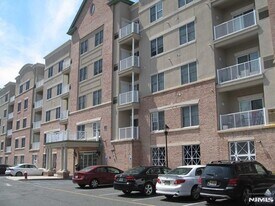 2411 Windsor Park Ct in Englewood, NJ - Building Photo