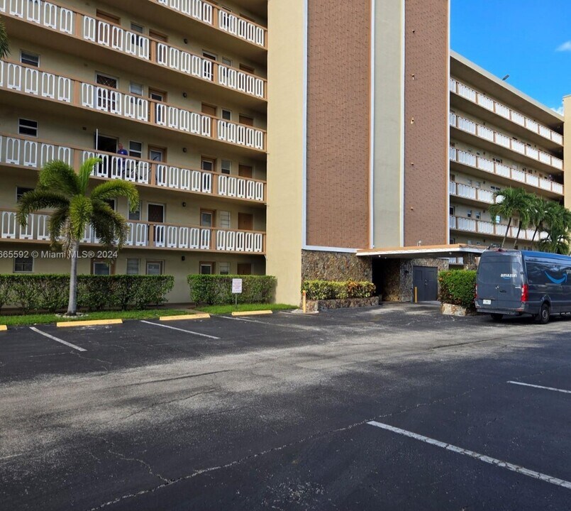 900 NE 12th Ave, Unit 608 in Hallandale Beach, FL - Building Photo