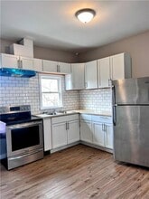 306 Potters Ave in Providence, RI - Foto de edificio - Building Photo