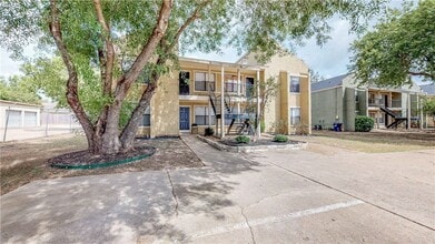 301 Manuel Dr in College Station, TX - Foto de edificio - Building Photo