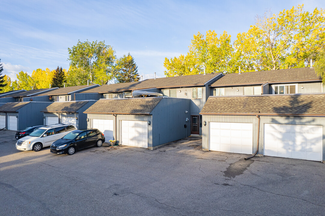 803 Varsity Estates Dr NW in Calgary, AB - Building Photo