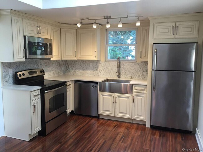 102 Woodbury Rd in Huntington, NY - Building Photo - Building Photo