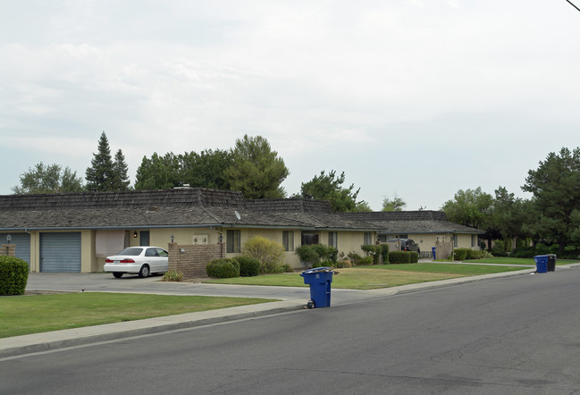 366-426 W Carob Ave in Reedley, CA - Building Photo - Building Photo