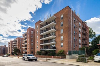 Thornton Place Owners in Forest Hills, NY - Building Photo - Building Photo