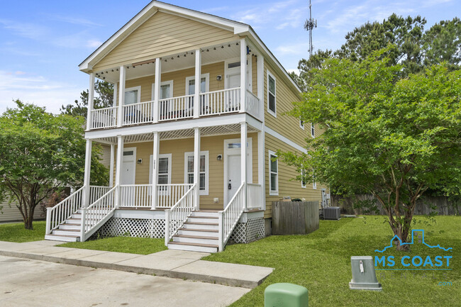 2025 Toulouse St in Ocean Springs, MS - Building Photo - Building Photo