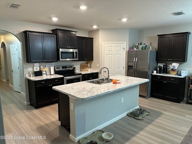 925 Newton Cir in Rockledge, FL - Foto de edificio - Building Photo