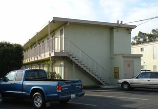 2137 Elden Ave in Costa Mesa, CA - Foto de edificio - Building Photo