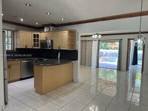 6306 SW 39th St in Miami, FL - Building Photo - Building Photo
