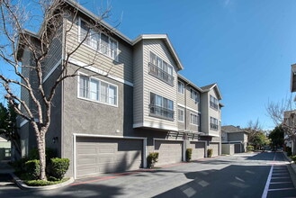 Mariners Place in Oxnard, CA - Foto de edificio - Building Photo