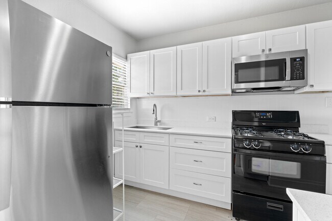 130 Claremont Ave, Unit 3 in San Antonio, TX - Foto de edificio - Building Photo