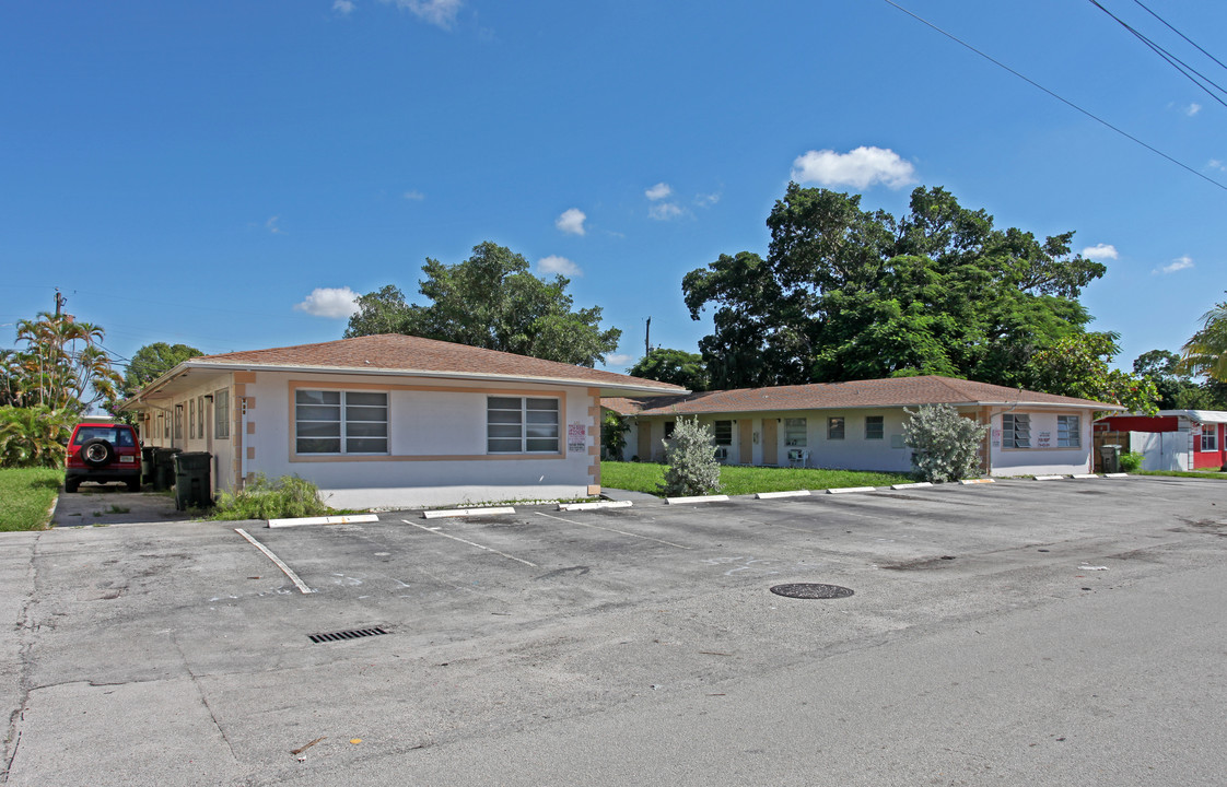 428-465 NW 41st St in Fort Lauderdale, FL - Building Photo