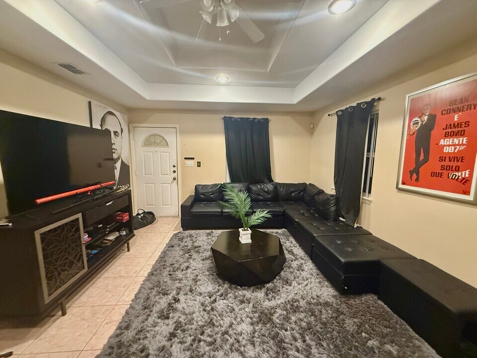 1803 W Bronze St, Unit 2 in Pharr, TX - Foto de edificio