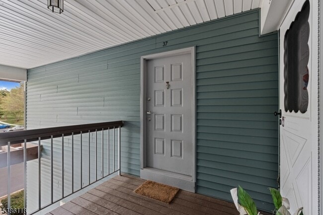 37 Eton Way in Franklin Township, NJ - Building Photo - Building Photo