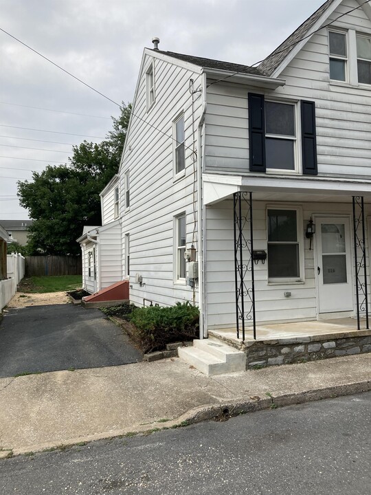 116 E 2nd St in Hummelstown, PA - Foto de edificio