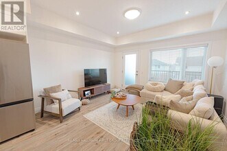 12 Lily Ln in Guelph, ON - Building Photo - Building Photo