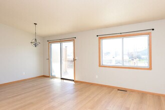 5124 48th Ave S in Fargo, ND - Foto de edificio - Building Photo