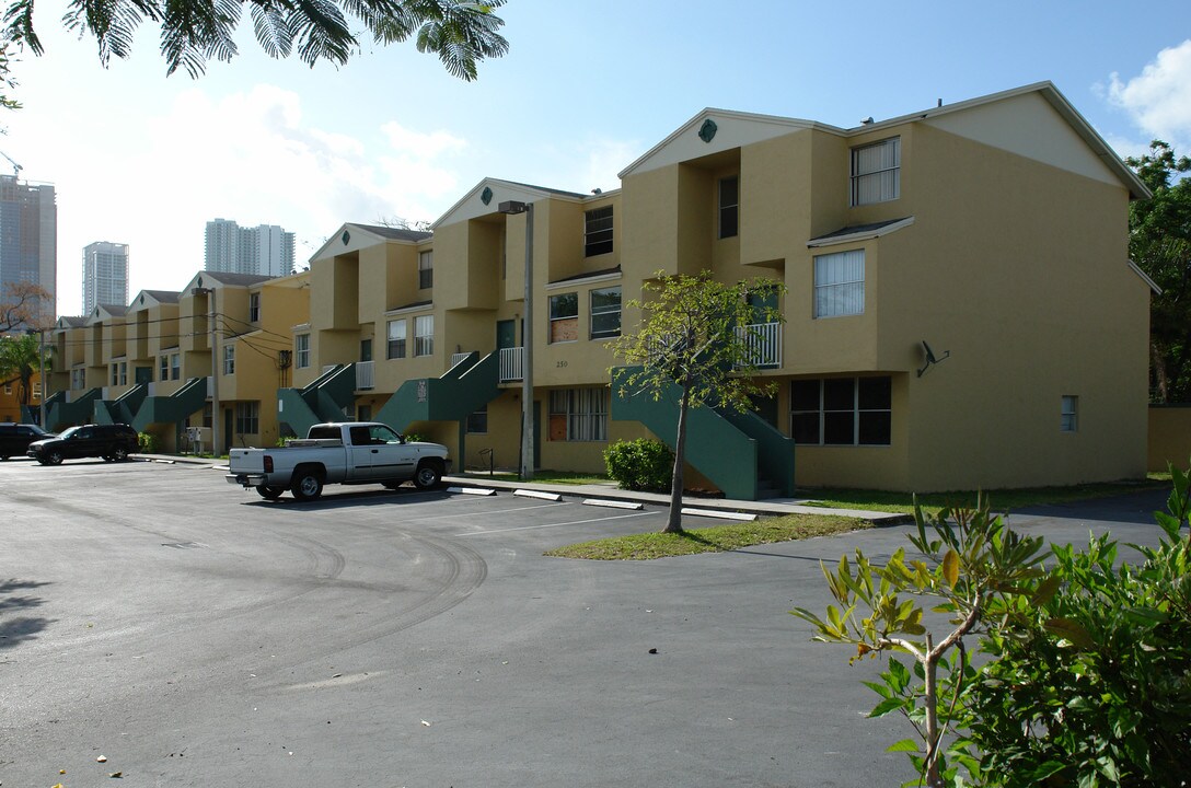 250 NW 13th St in Miami, FL - Building Photo