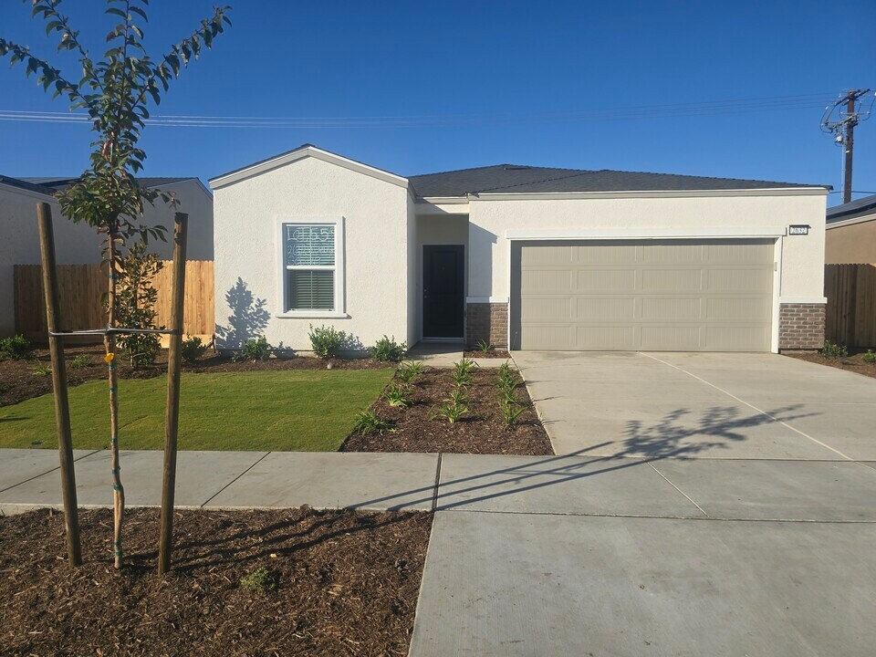 2632 W Cambridge St in Hanford, CA - Building Photo
