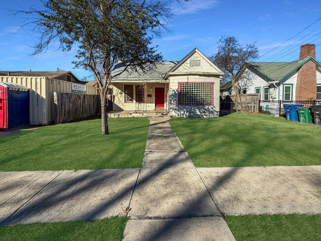 property at 727 W Gramercy Pl