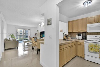 3527 NE 168th St in North Miami Beach, FL - Building Photo - Building Photo