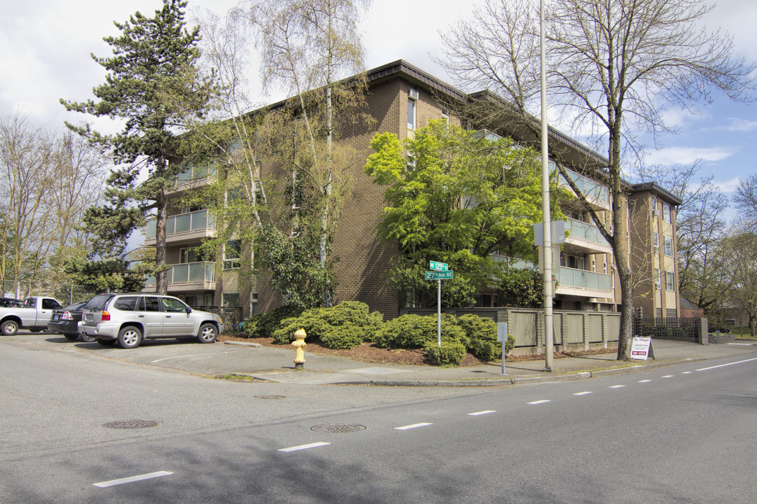 The Villager Apartments in Seattle, WA - Building Photo