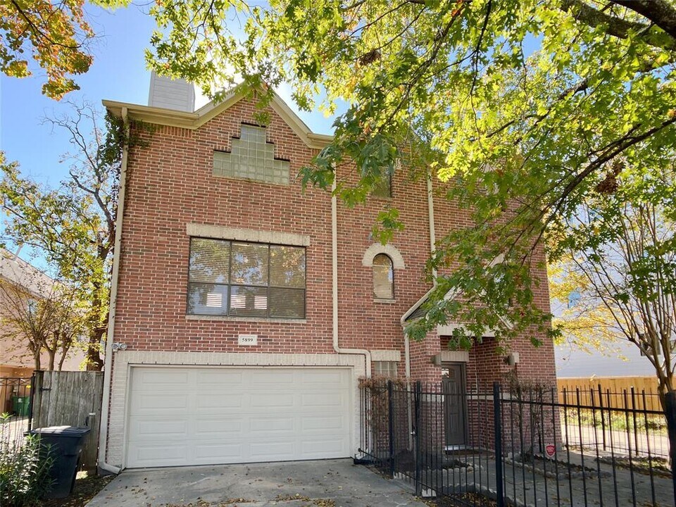 5899 Fairdale Ln in Houston, TX - Building Photo
