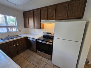 7484-86 Armstrong Pl-Unit -7486 in San Diego, CA - Building Photo - Building Photo