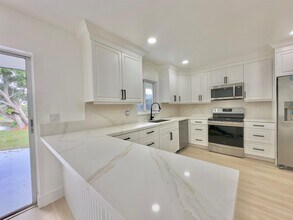 6811 NW 32nd Ave in Fort Lauderdale, FL - Building Photo - Building Photo