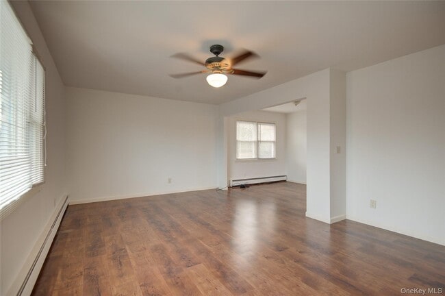 54 5th Ave in Westbury, NY - Building Photo - Building Photo