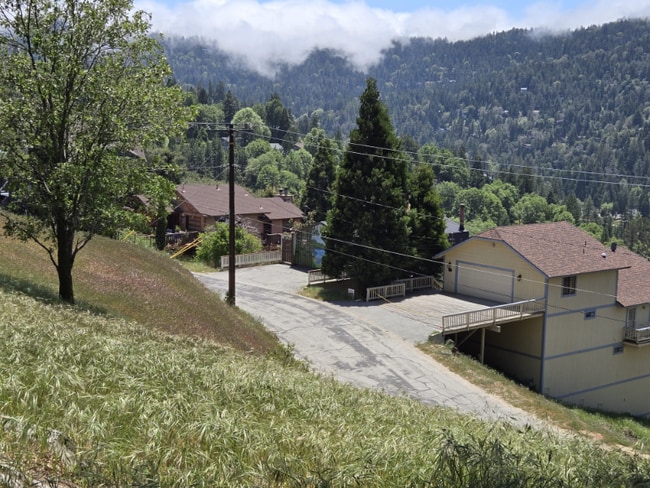 395 Darfo Dr in Crestline, CA - Building Photo - Building Photo