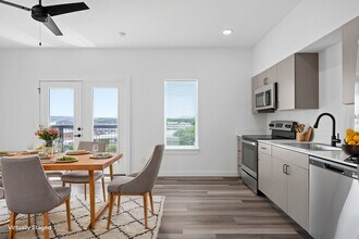 East Line Apartments - Live on Main Street in Chattanooga, TN - Foto de edificio - Building Photo